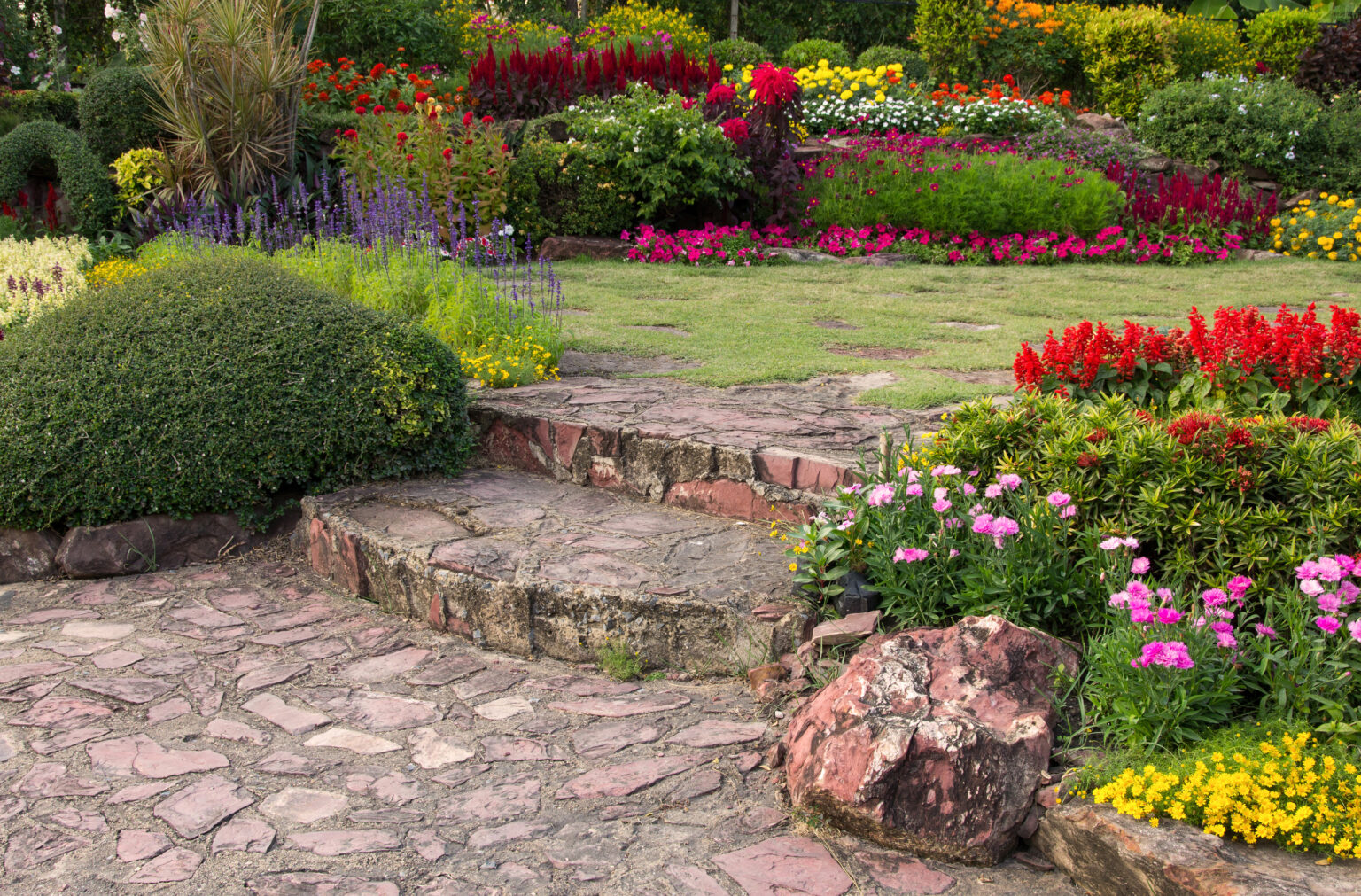 Entrée de jardin fleuri