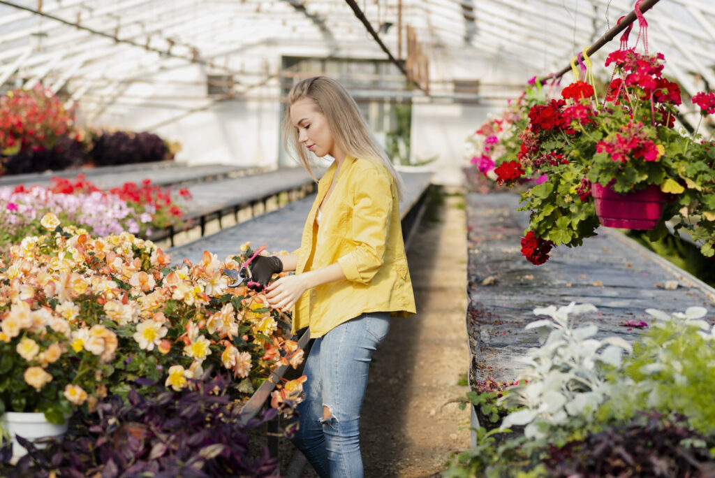 Femme s'occupant d'uh potager